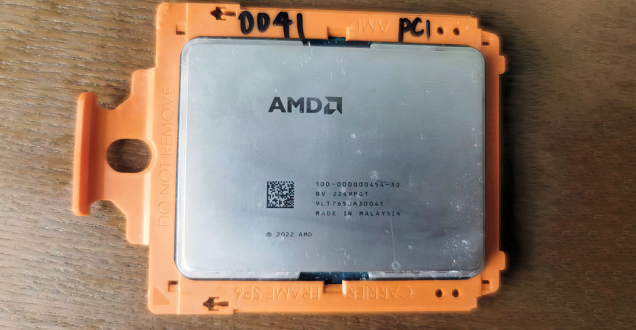 AMD-THREADRIPPER-7985WX.jpg