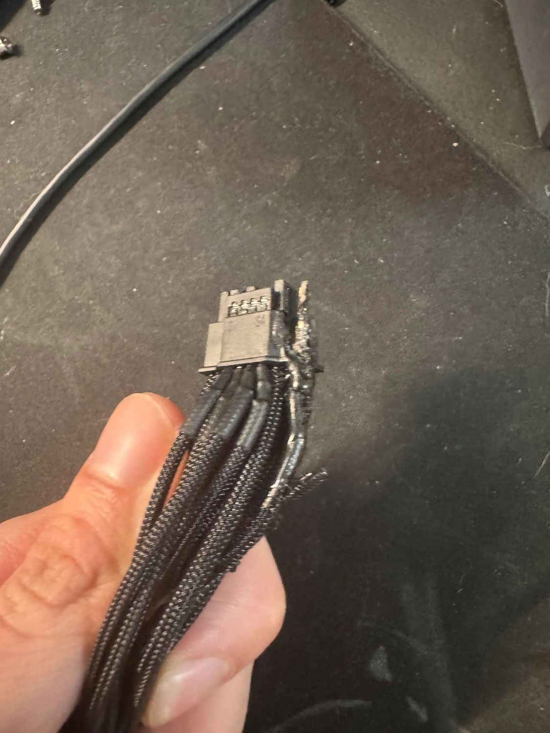 rtx-5090fe-molten-12vhpwr-v0-vzsbjrtmv4ie1_vcz.jpg