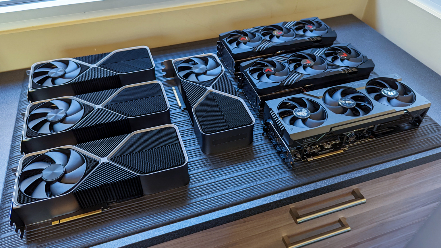 1-7x-NVIDIA-GeForce-RTX-4090-GPUs-on-table-1536x864.png