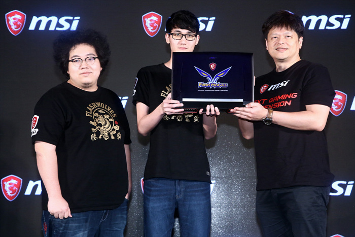 09-MSI gave away the new Flash Wolves limited edition to the 2017 IEM champion team.jpg