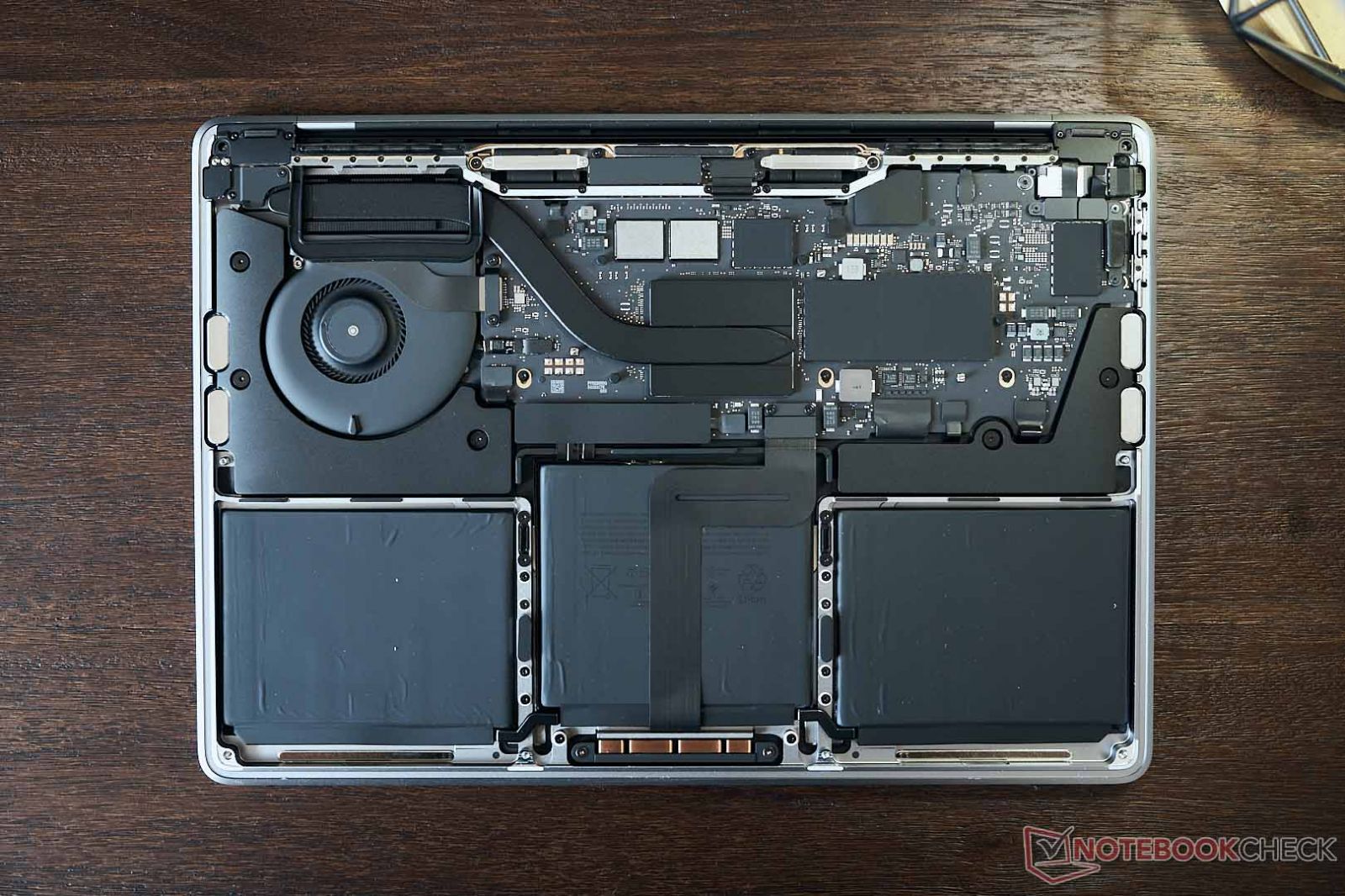 M2-MacBook-Pro-first-look-inside.jpg