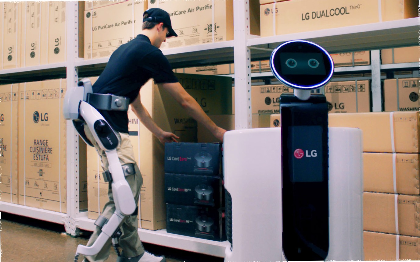 LG-CLOi-SuitBot-and-LG-Shopping-Cart-Robot.jpg