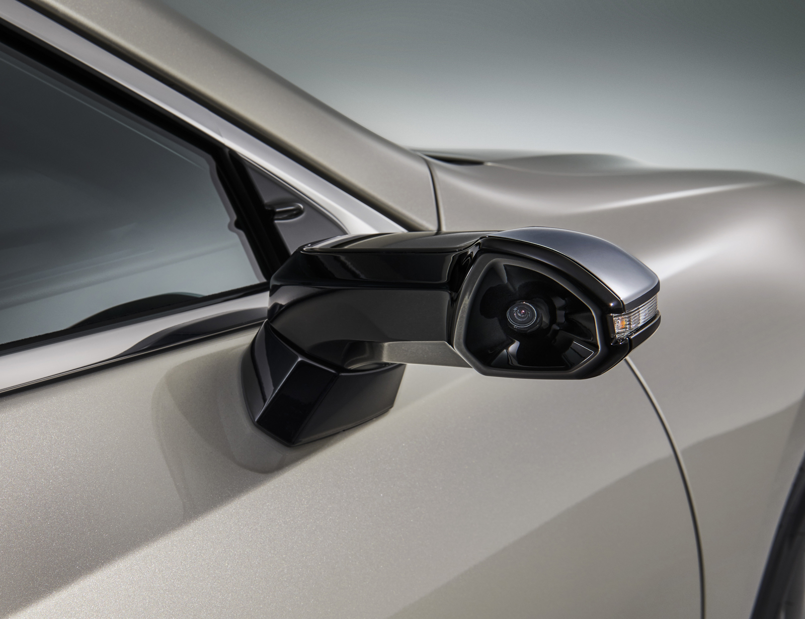 2019-Lexus-ES-Digital-Side-Mirror-3.jpg