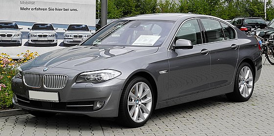 560px-BMW_550i_(F10)_–_Frontansicht_(2),_17._Juli_2011,_Mettmann.jpg