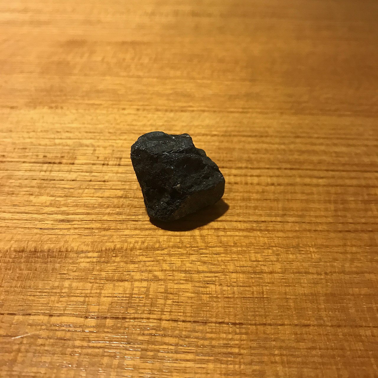1280px-Uraninite-3cm.jpg