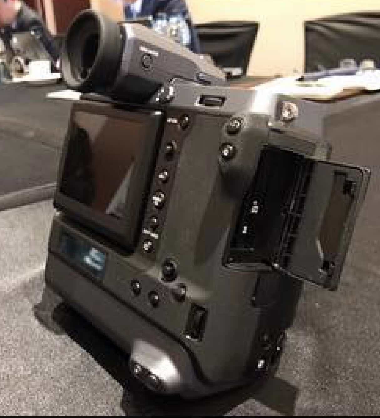 Fujifilm-GFX100-7.jpg