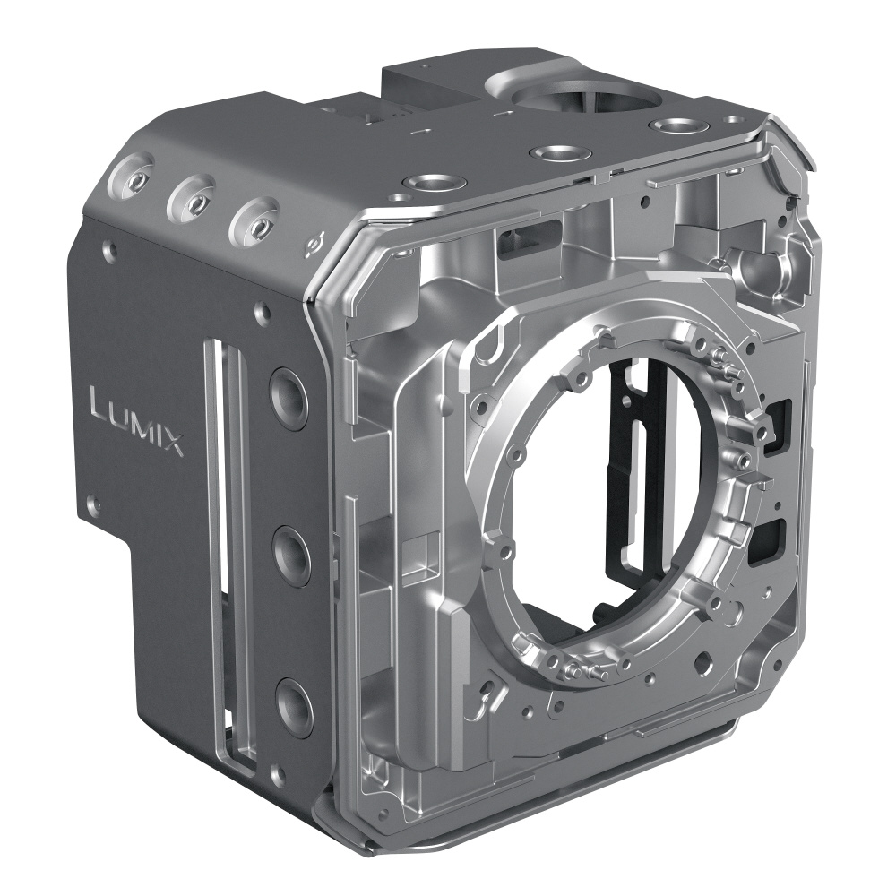 Panasonic-Lumix-DC-BGH1-MFT-camera-11.jpg